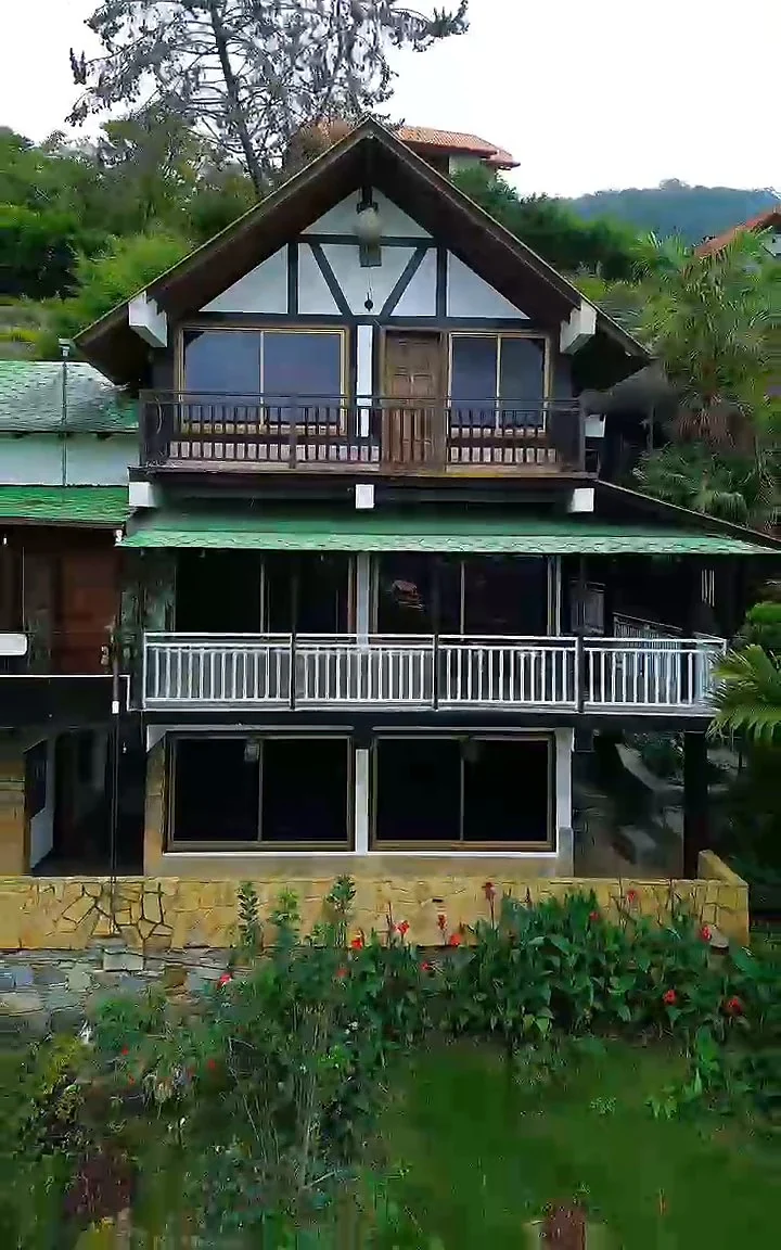 Fachada del chalet con sus balcones de madera