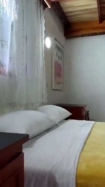 Techo de madera y cortinas de encaje