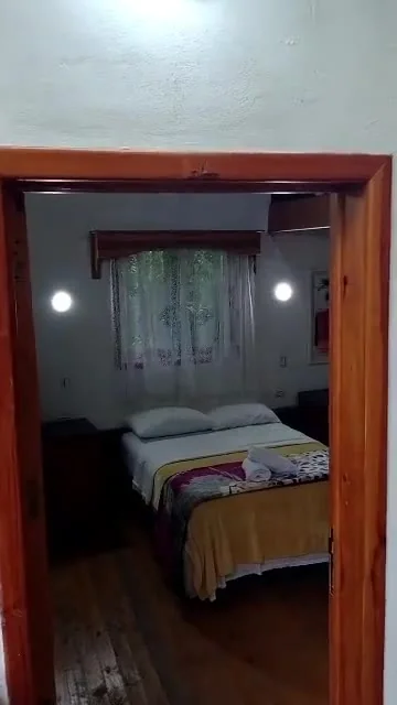 Piso de madera y luz cálida